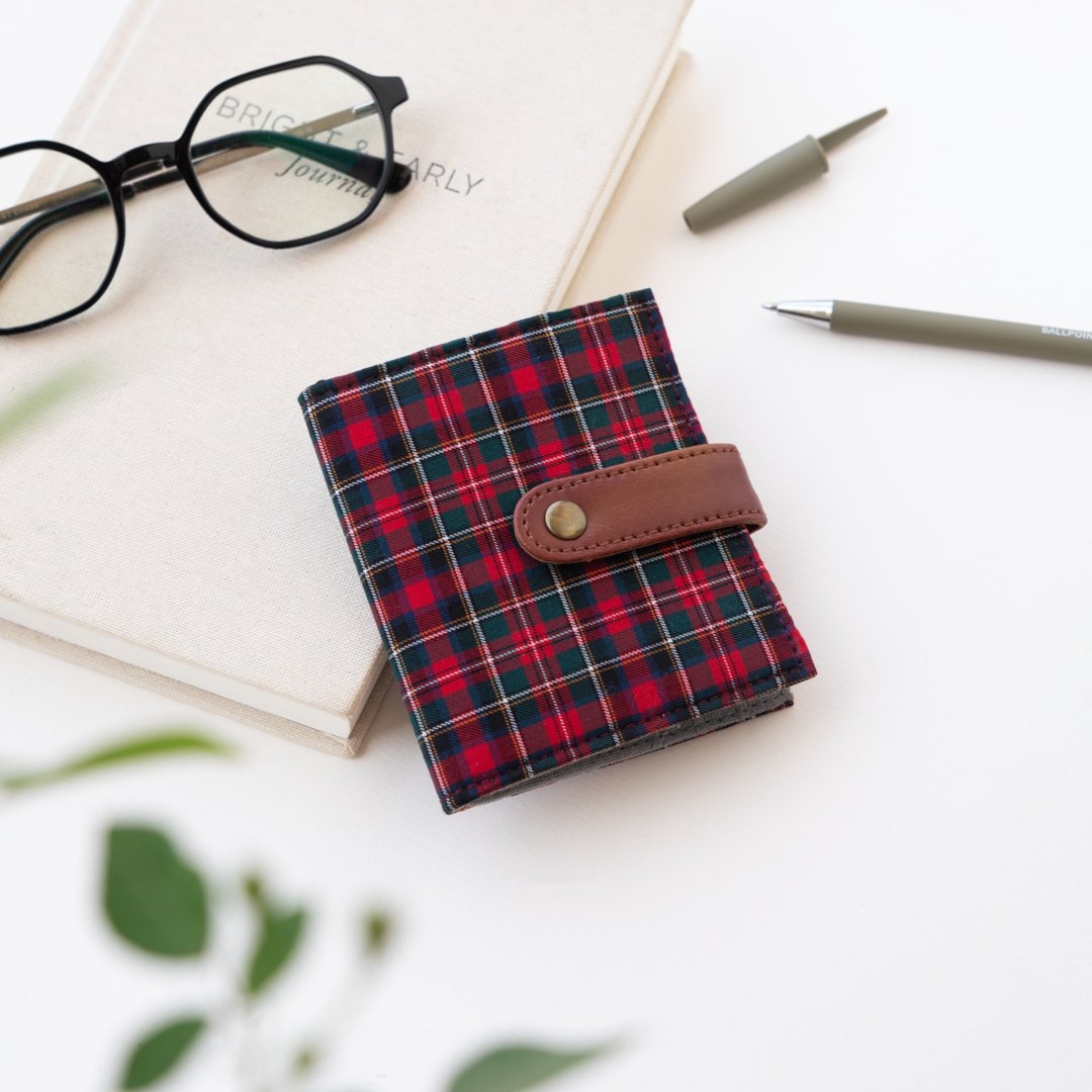 Card Holder: Plaid